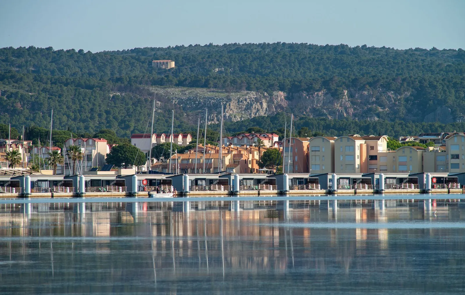 Des bateaux et des immeubles colorés au bord d’un port de plaisance