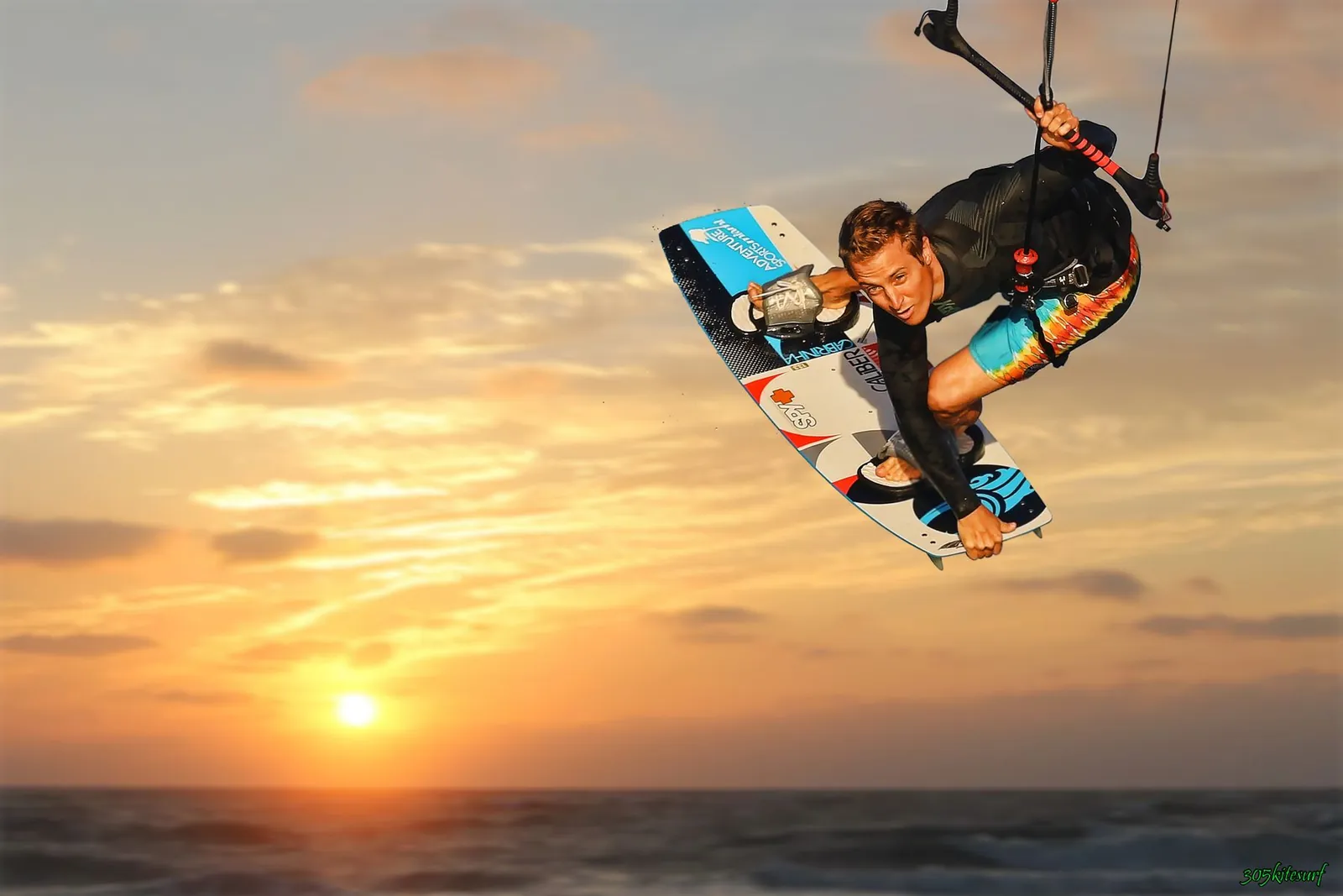 Un kitesurfeur saute au-dessus de l’eau