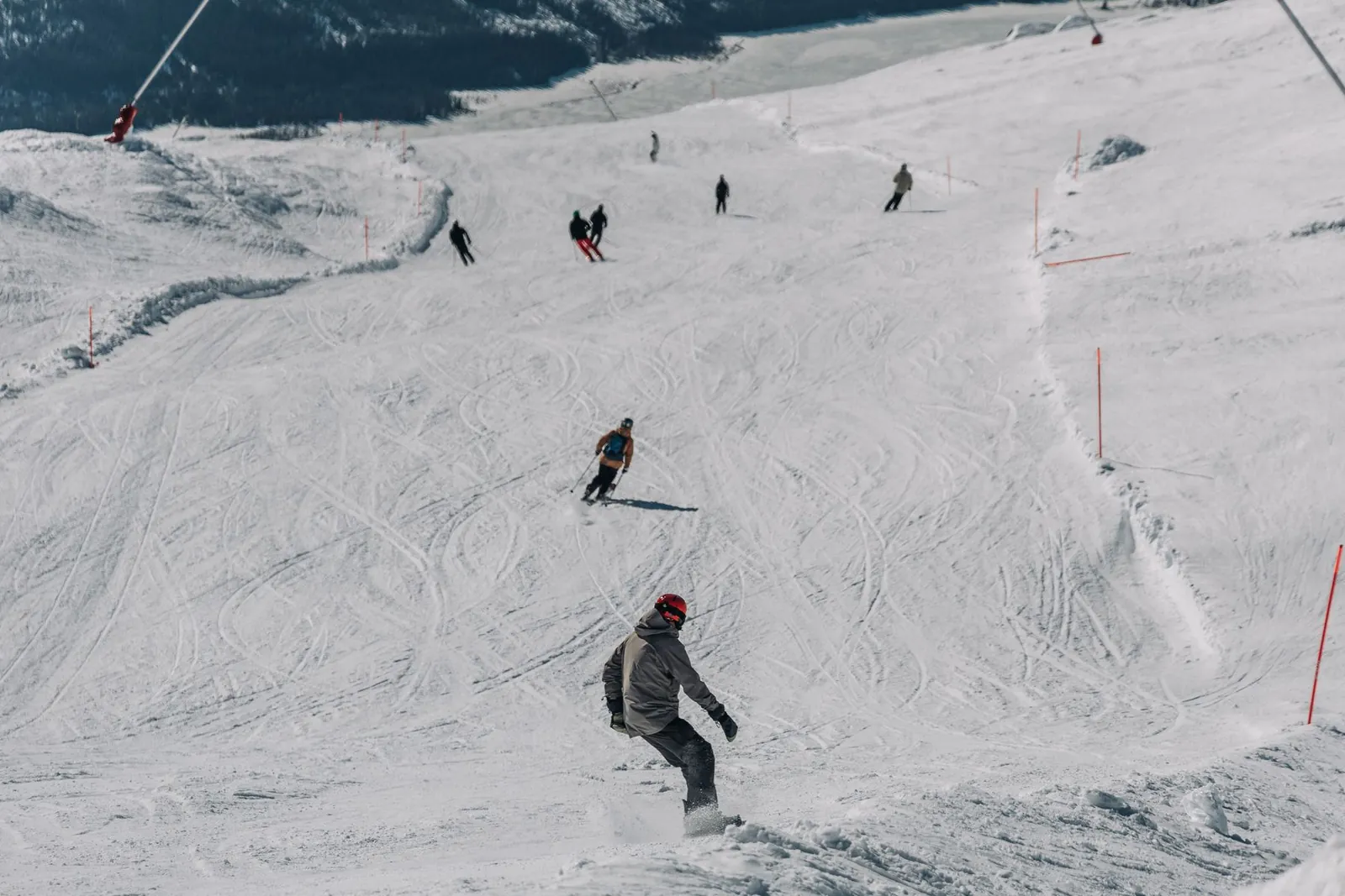 Skieurs et snowboardeurs sur une pente enneigée