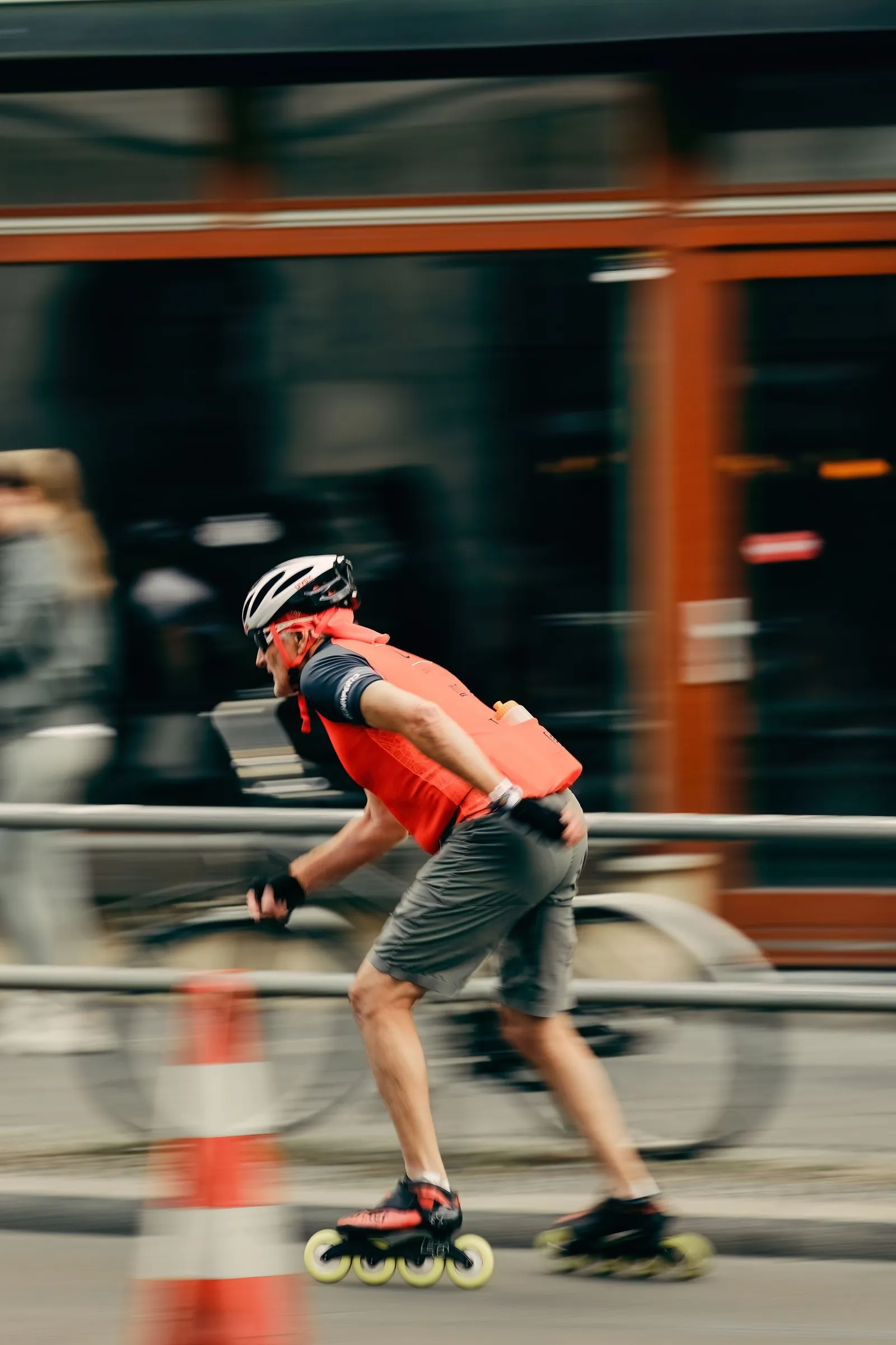Un patineur casqué en roller en ligne sur une chaussée