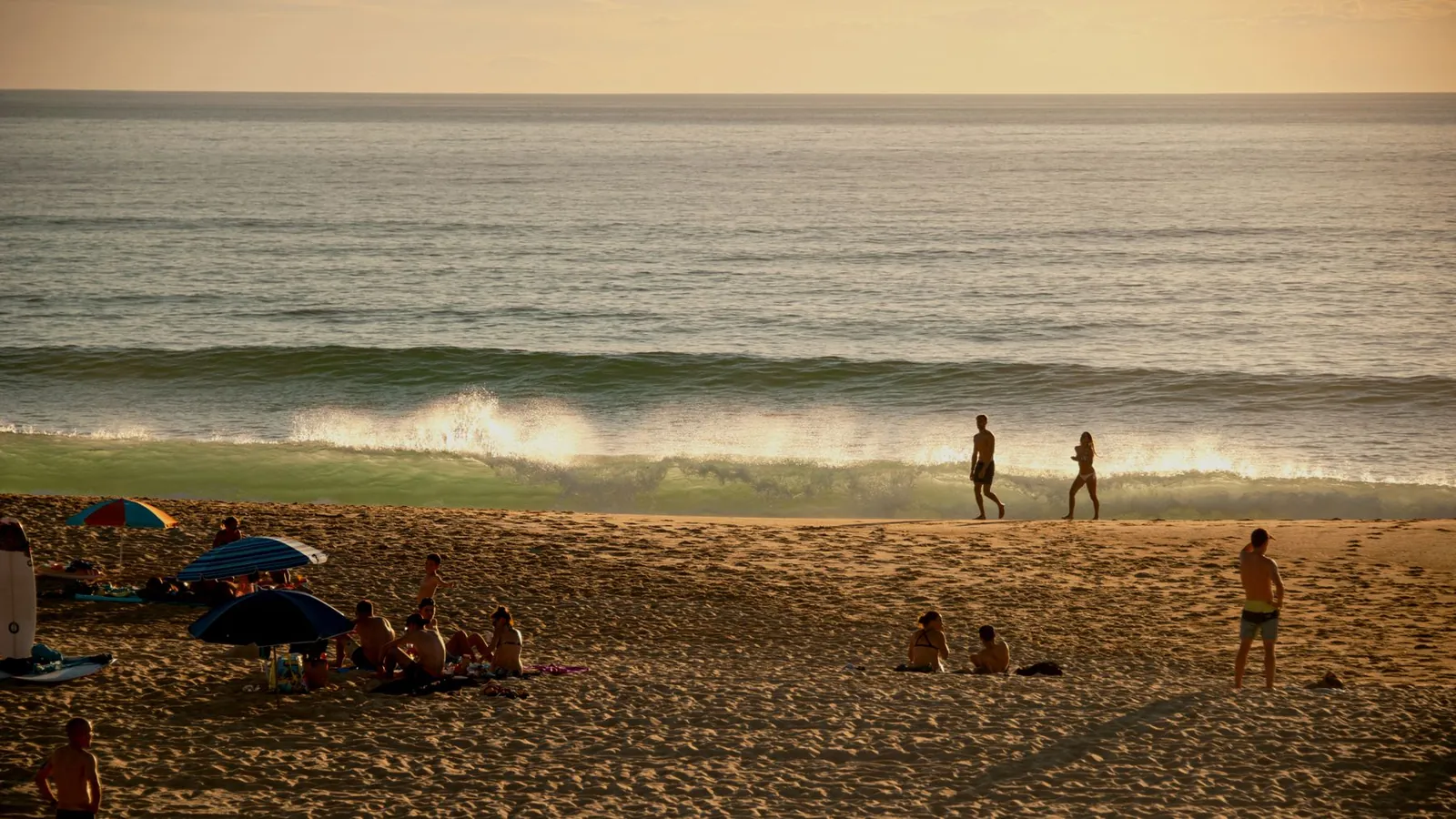 Des personnes sur la plage de Seignosse au soleil couchant